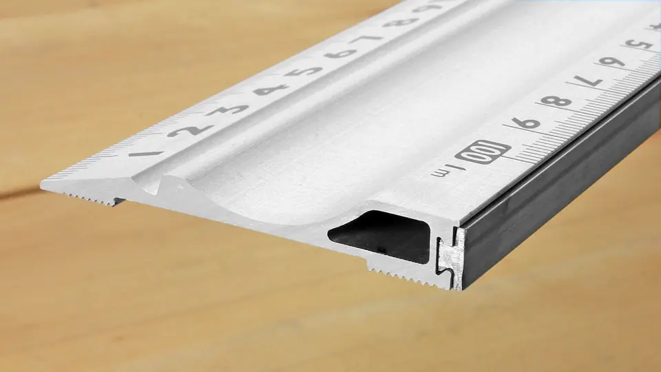 SHINWA Aluminium Schneidlineal mit Stahlkante SHINWA Aluminium Schneidlineal mit Stahlkante