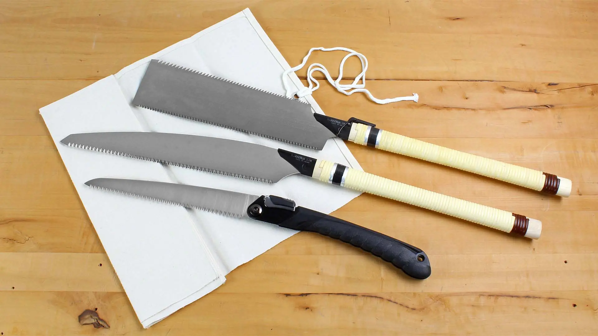 Sägenset Zimmerei, bestehend aus 3 Japanischen Sägen mit einer Segeltuchtasche Sägenset Zimmerei, bestehend aus 3 Japanischen Sägen mit einer Segeltuchtasche