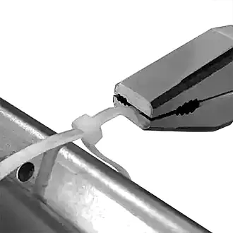 Kombizange mit Schraubenausdrehfunktion PZ-78 von ENGINEER Kombizange mit Schraubenausdrehfunktion PZ-78 von ENGINEER