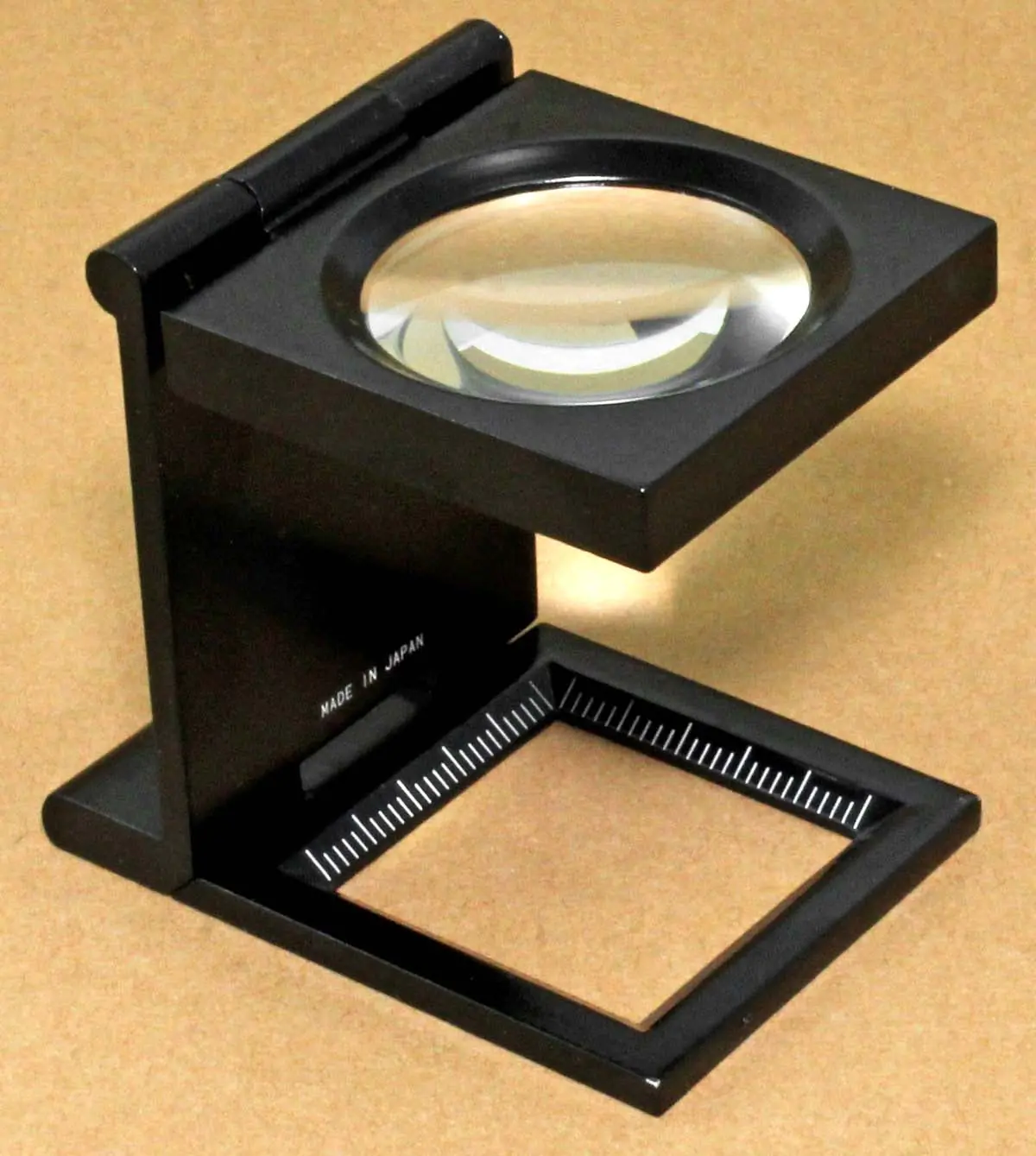 Lupe mit 6-facher Vergrößerung Lupe mit 6-facher Vergrößerung