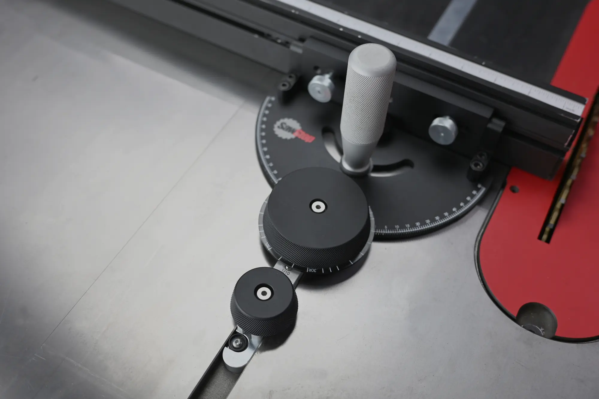 REVOLUTION Winkelanschlag mit Feineinstellung SawStop