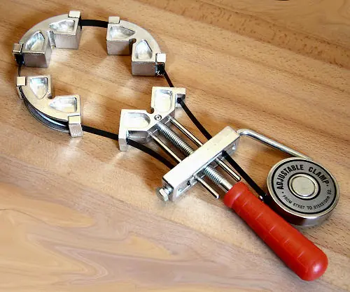 Rahmenspanner mit 7 m langem Stahlband Rahmenspanner mit 7 m langem Stahlband