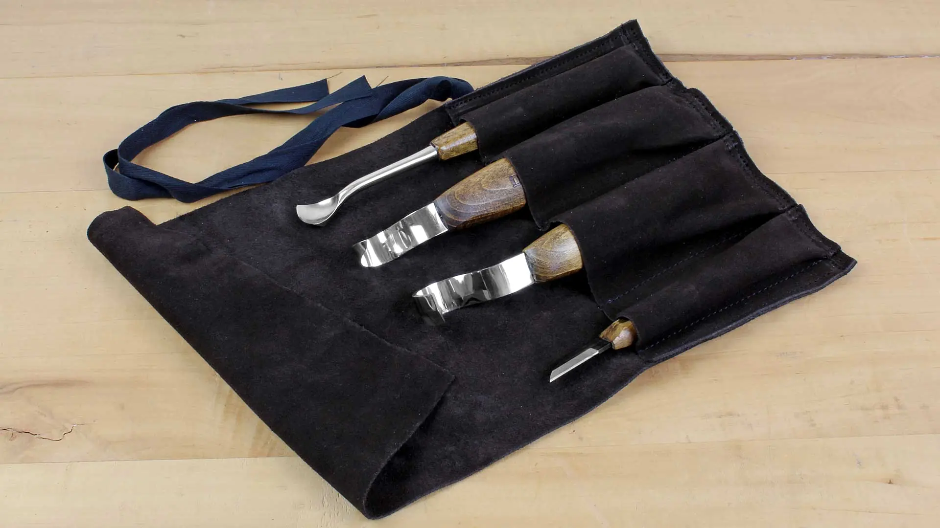 4-teiliger Löffel-Schnitzeisensatz in Lederrolltasche 4-teiliger Löffel-Schnitzeisensatz in Lederrolltasche
