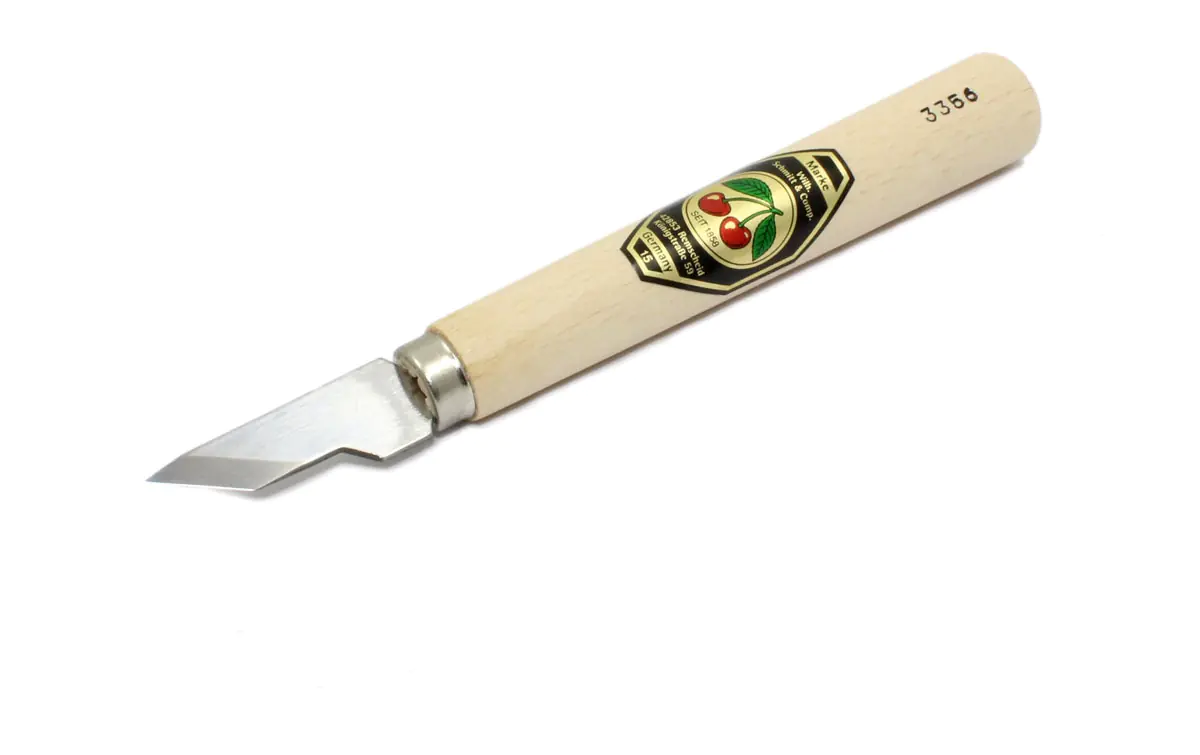 Kerbschnitzmesser mit schmaler Klinge und schräger Schneide