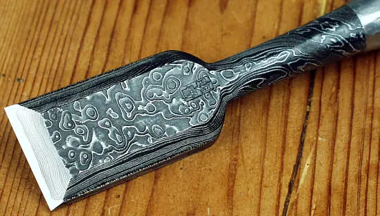 Mokume Oire Nomi 6 mm - Japanisches Stemmeisen mit Suminagashi-Stahl und Sandelholzgriff TASAI Mokume Oire Nomi 6 mm - Japanisches Stemmeisen mit Suminagashi-Stahl und Sandelholzgriff TASAI