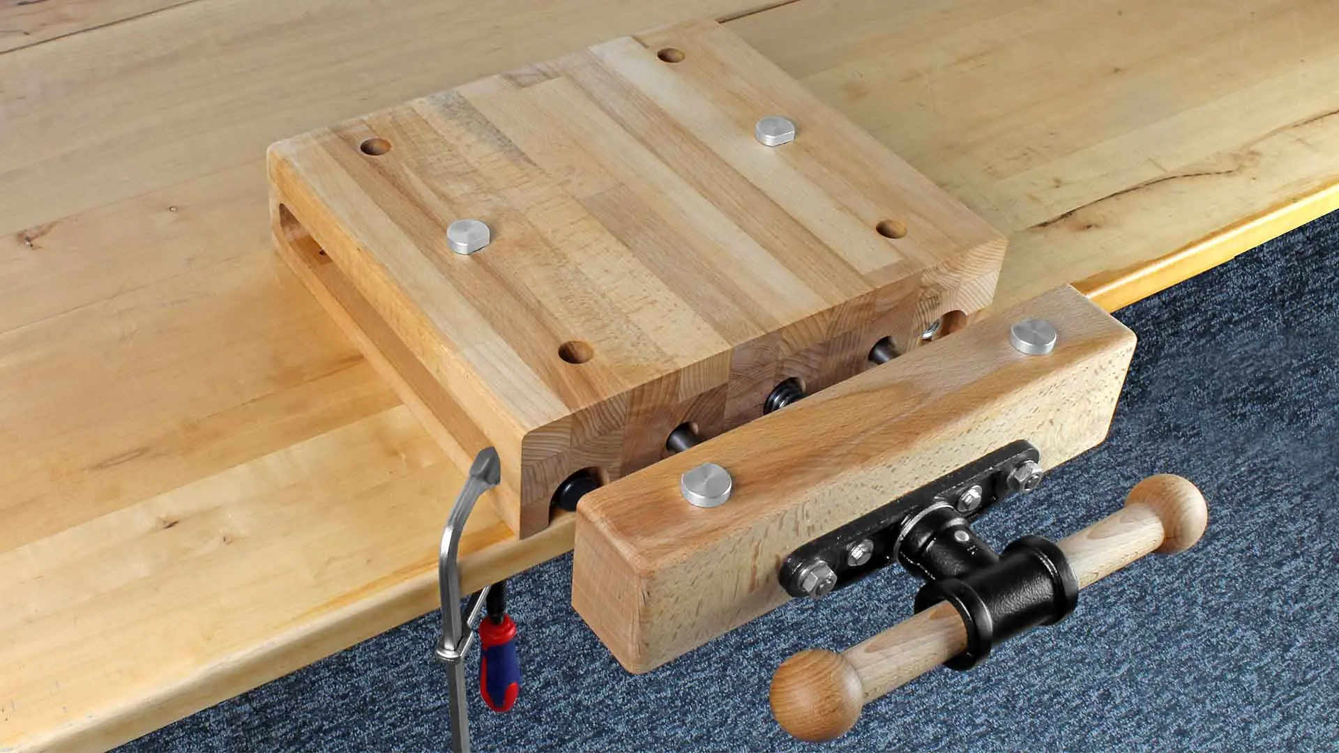 Kleine Mobile Hobelbank mit Zangenschlüssel Gesamttiefe mit Holzbacke 370 mm Gesamtbreite 350 mm PINIE Kleine Mobile Hobelbank mit Zangenschlüssel Gesamttiefe mit Holzbacke 370 mm Gesamtbreite 350 mm PINIE