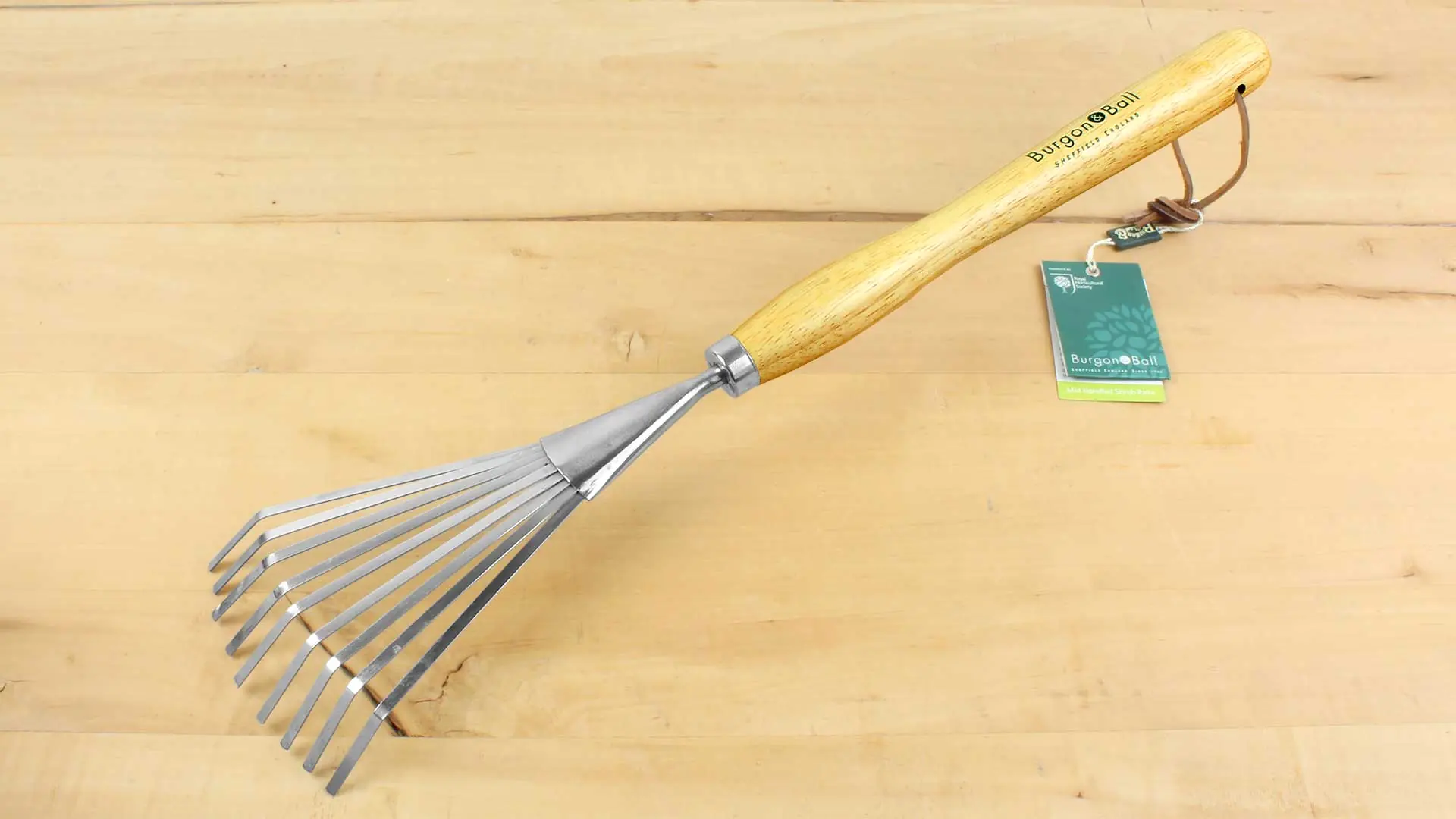 Laub- und Grasrechen mit langem Holzgriff Laub- und Grasrechen mit langem Holzgriff