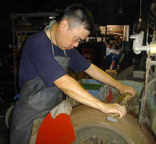 Sein Sohn Takashi Hosokawa an der Naßschleifmaschine beim Schärfen von Klingen:
