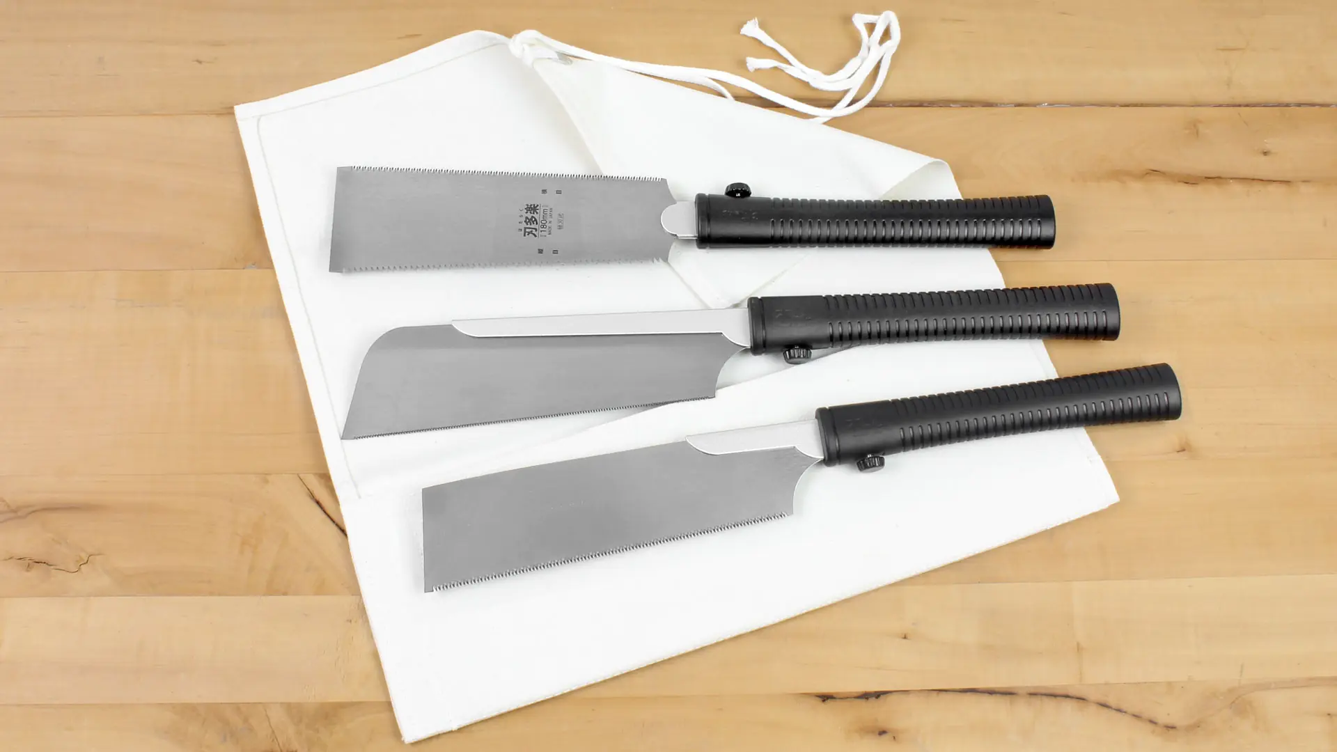 3er Sägenset, bestehend aus Dozuki kurz, Ryoba kurz, Kataba kurz und einer Segeltuch-Sägentasche 3er Sägenset, bestehend aus Dozuki kurz, Ryoba kurz, Kataba kurz und einer Segeltuch-Sägentasche