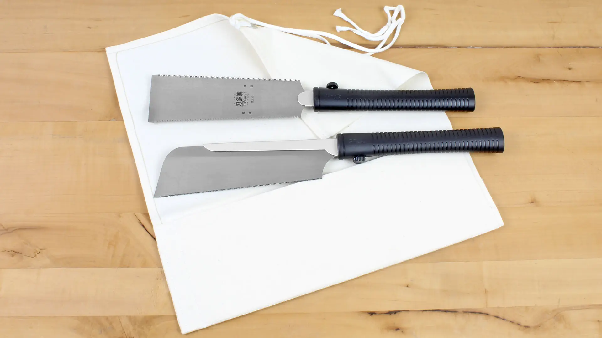 2er Sägenset, bestehend aus Dozuki kurz, Ryoba kurz und einer Segeltuch-Sägentasche 2er Sägenset, bestehend aus Dozuki kurz, Ryoba kurz und einer Segeltuch-Sägentasche