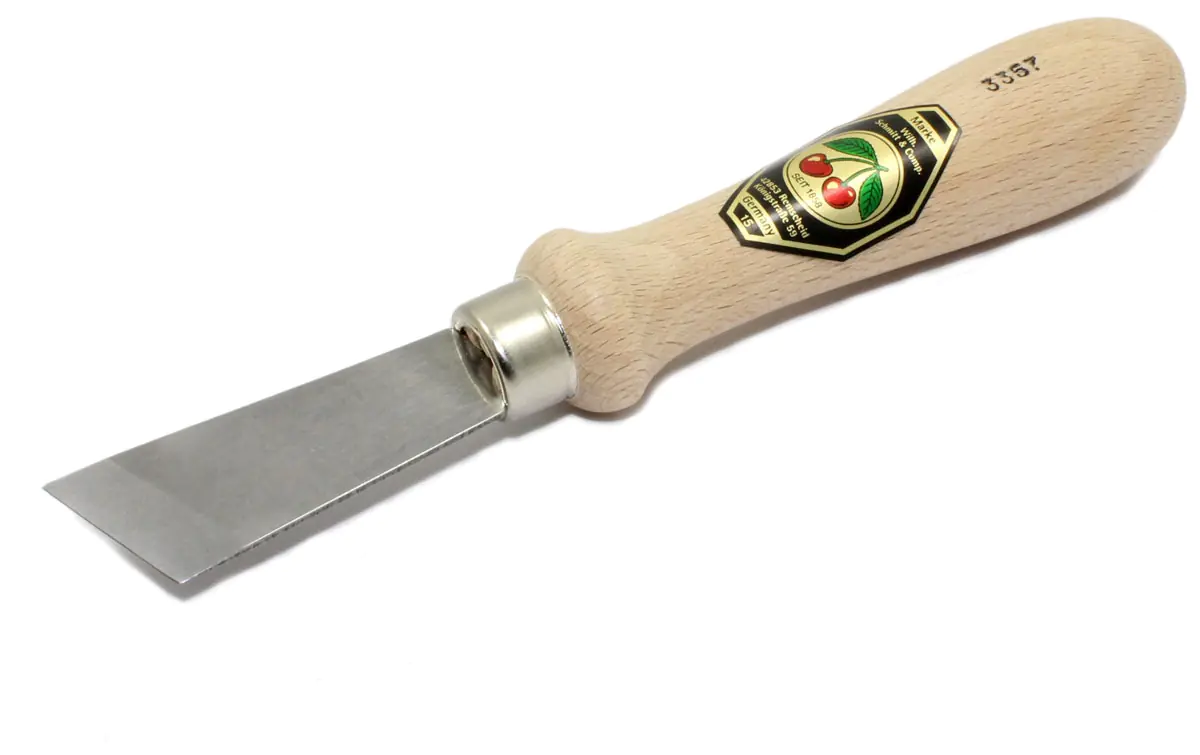 Kerbschnitzmesser mit langer breiter Klinge und schräger Schneide